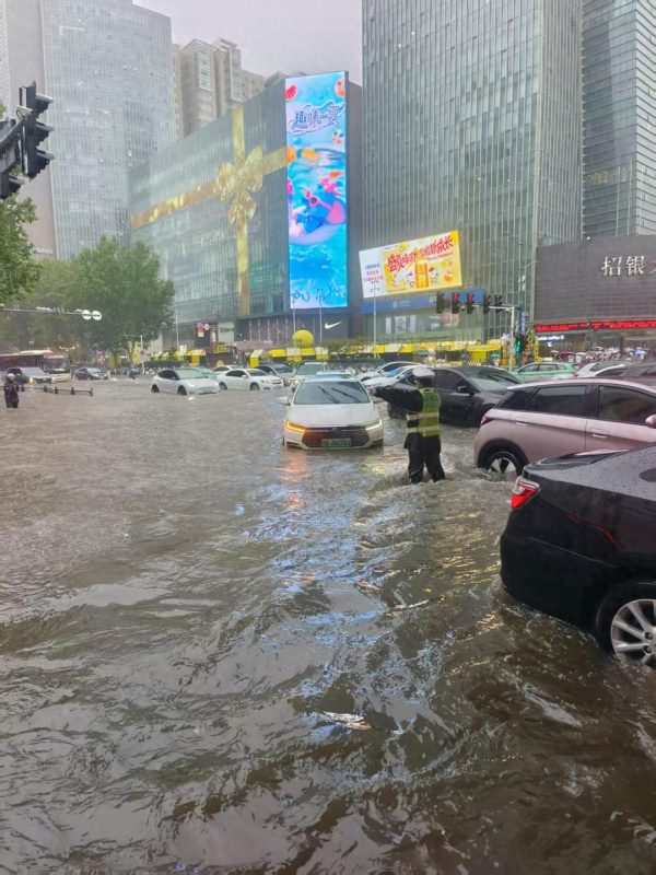 紧急通知：中原区发布暴雨红色预警！郑州市要求所有企业、学校、交通工具及公共场所立即暂停生产、经营、教育活动、运输服务，并停止所有集体户外活动！-哈撒资源分享网