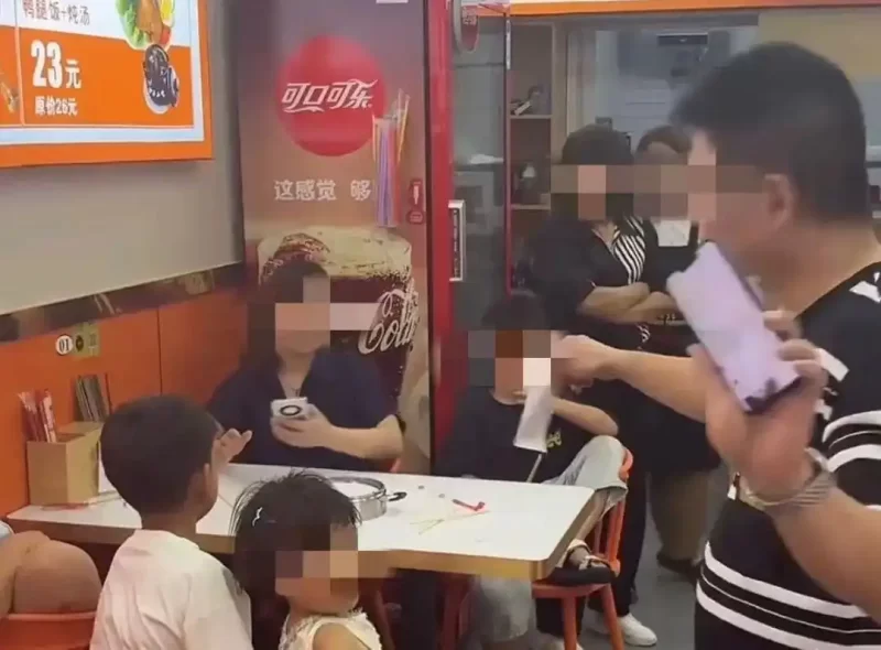 在一家餐厅，三名成年人和四个孩子因多次请求免费续面而被拒。餐厅老板表示，无法满足整个家庭的食量需求。-哈撒资源分享网