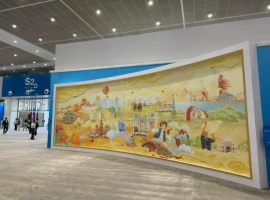 在天津举办的上海合作组织峰会期间，一幅横跨22米的巨大壁画吸引了广泛关注，其影响力已跨越地域界限。-哈撒资源分享网